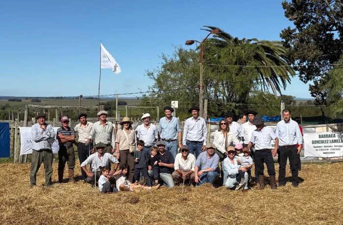 La familia García Pintos junto al equipo de Escritorio Arrospide en el 6º remate de toros San Gerardo en la Asociación Rural de Reboledo, Florida