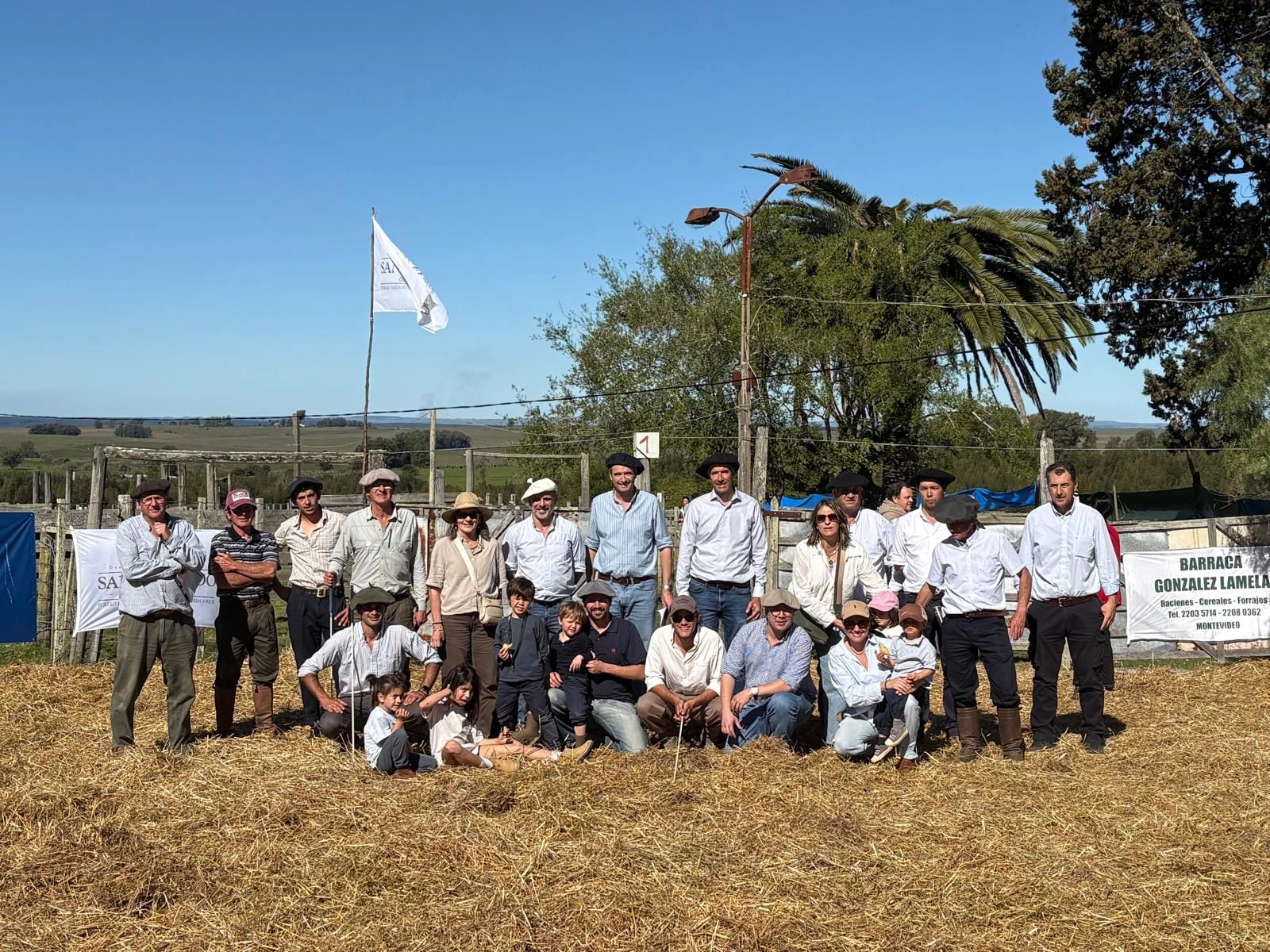 La familia García Pintos junto al equipo de Escritorio Arrospide en el 6º remate de toros San Gerardo en la Asociación Rural de Reboledo, Florida