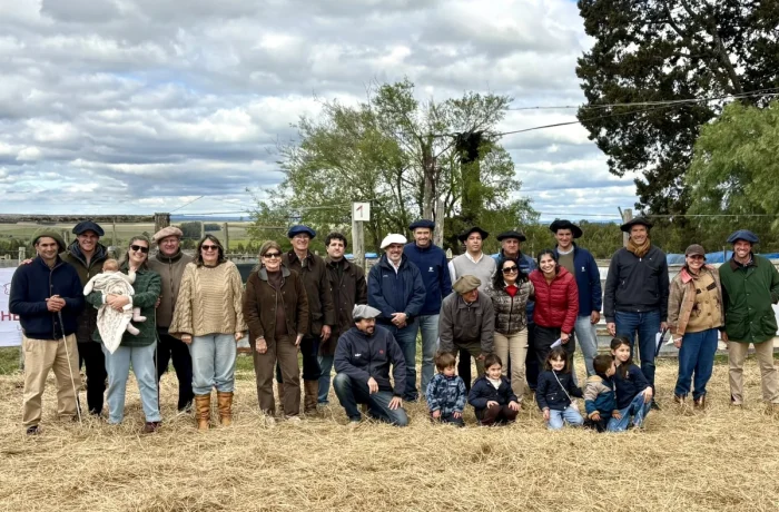 Foto de familia García Pintos y Escritorio Arrospide en remate de toros 2026