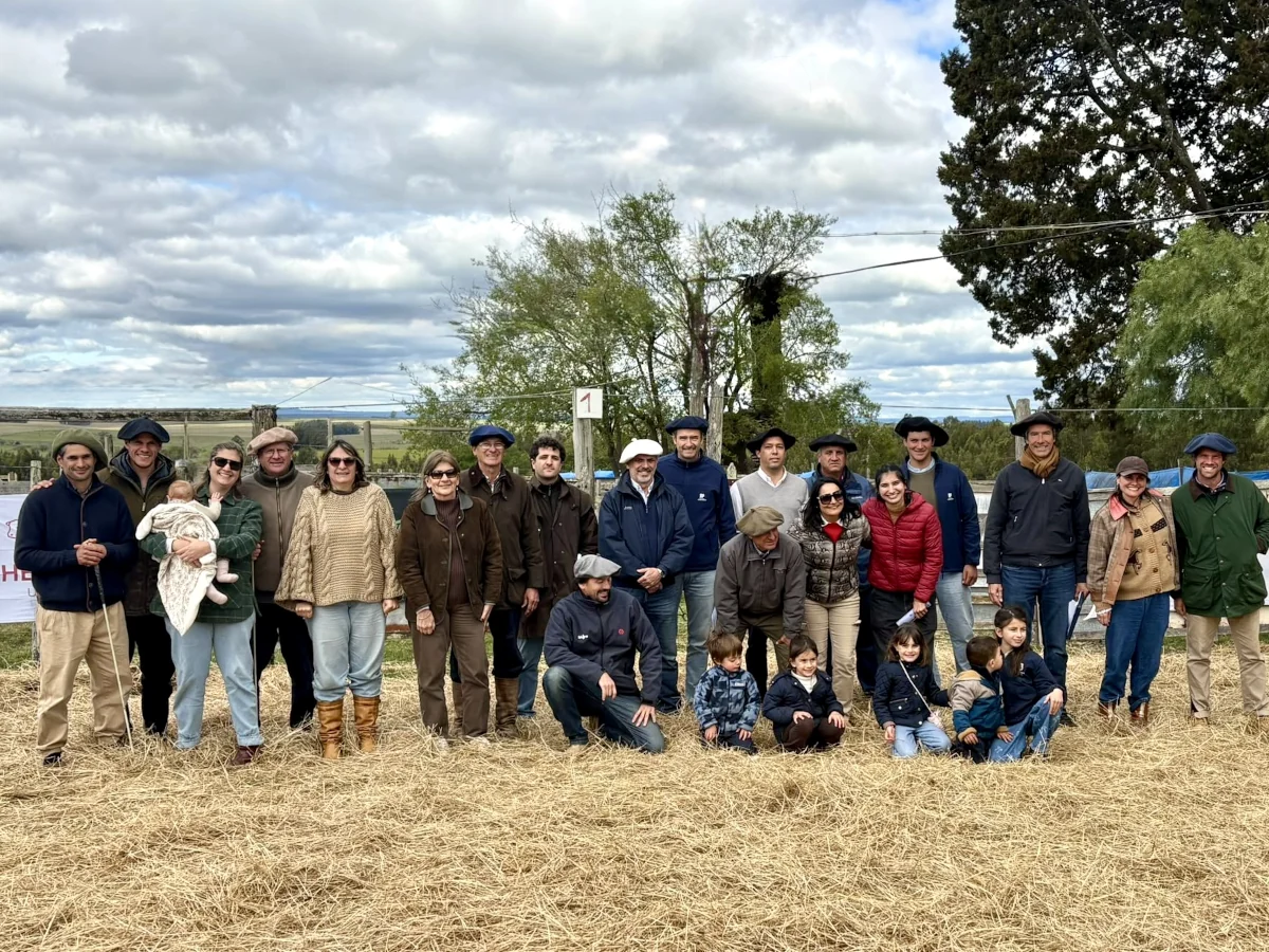 Foto de familia García Pintos y Escritorio Arrospide en remate de toros 2026